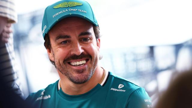 Fernando Alonso, sonriente en el paddock del GP de Austria F1 2025