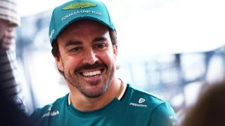 Fernando Alonso, sonriente en el paddock del GP de Austria F1 2025