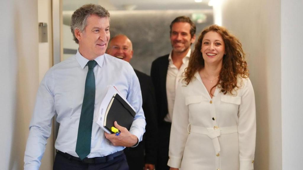 Ester Muñoz y Alberto Núñez Feijóo, en la sede del PP en Génova, junto a Miguel tellado y Borja Sémper.