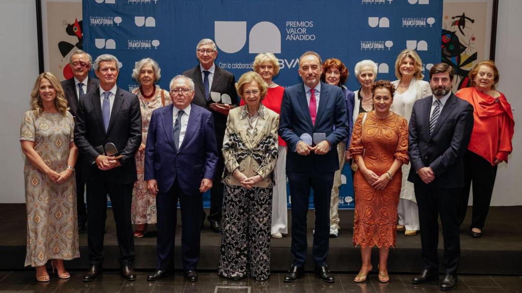 La reina Sofia acompañada por los premiados en la IV edición de los Premios Valor Añadido el 30 de junio en la Fundación BBVA, en Madrid.