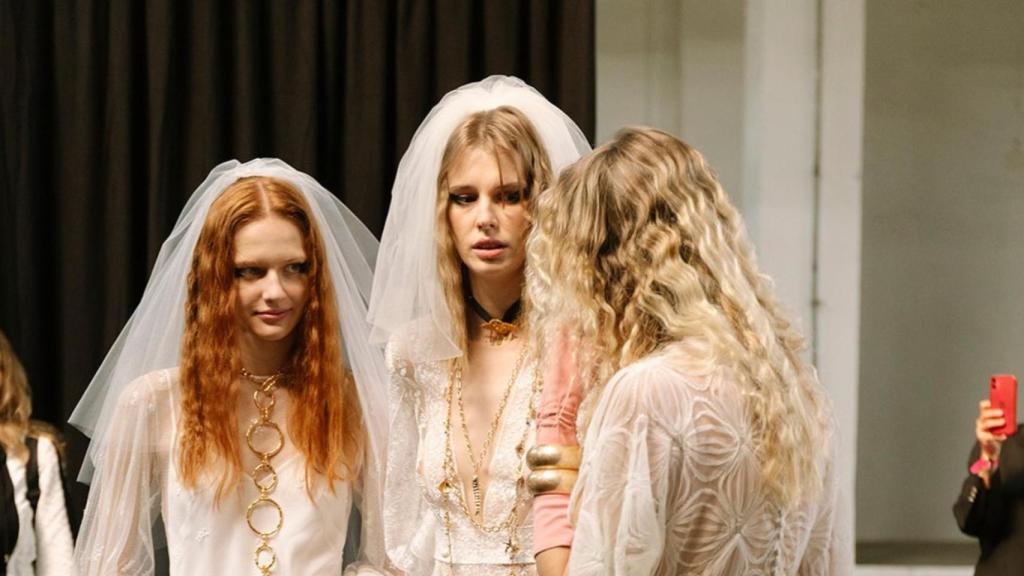 Novias de estética 'boho-chic' en el último desfile de Immaclé durante la Barcelona Bridal Fashion Week.