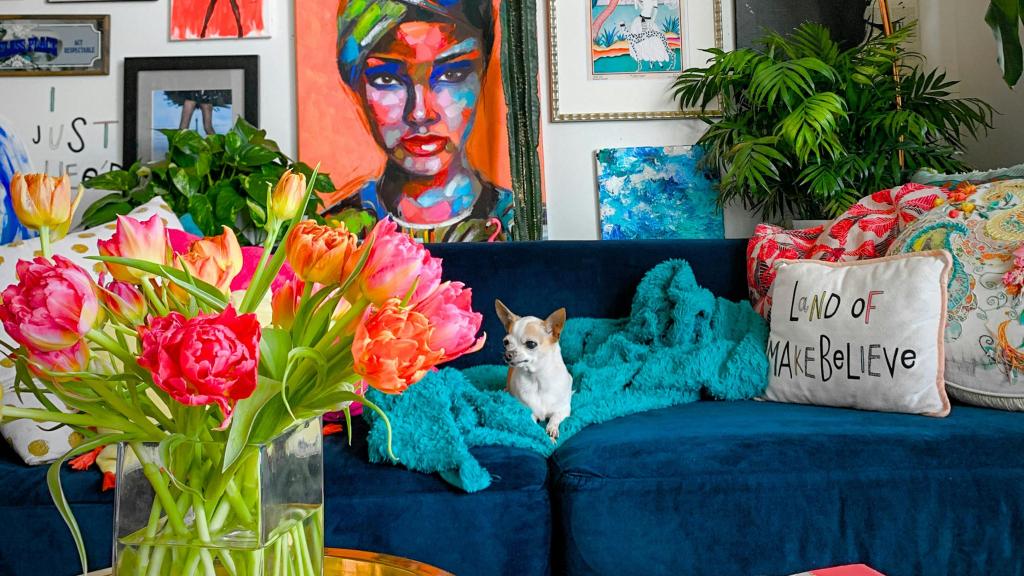 Ejemplo de un espacio decorado según la estética 'cluttercore'.