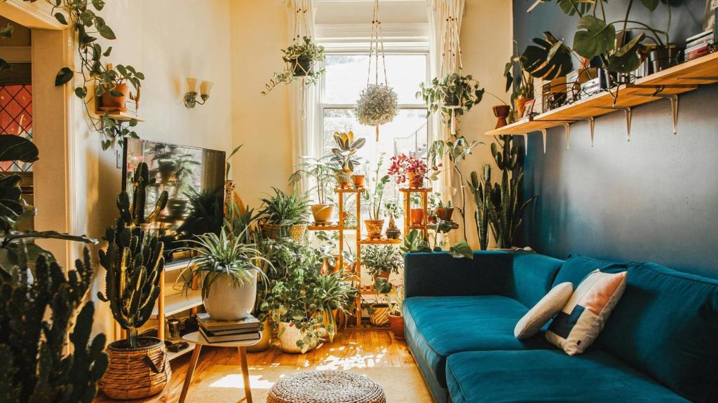 Plantas por doquier y una paleta cromática muy cuidada.