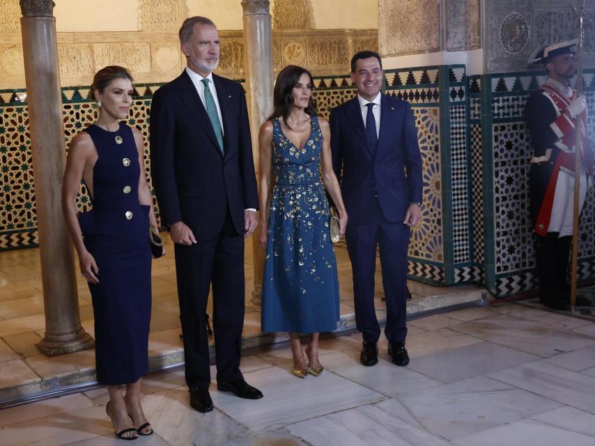 Juanma Moreno Bonilla y Manuela Villena, vestida de The IQ Collection, junto a Felipe VI y la Reina.