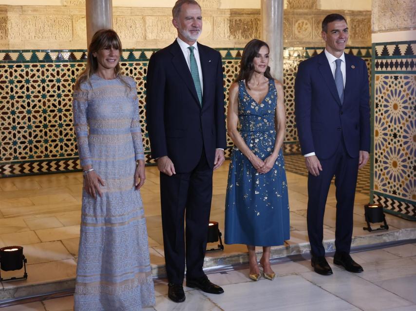 La esposa de Pedro Sánchez  eligió un vestido de Teresa Helbig.