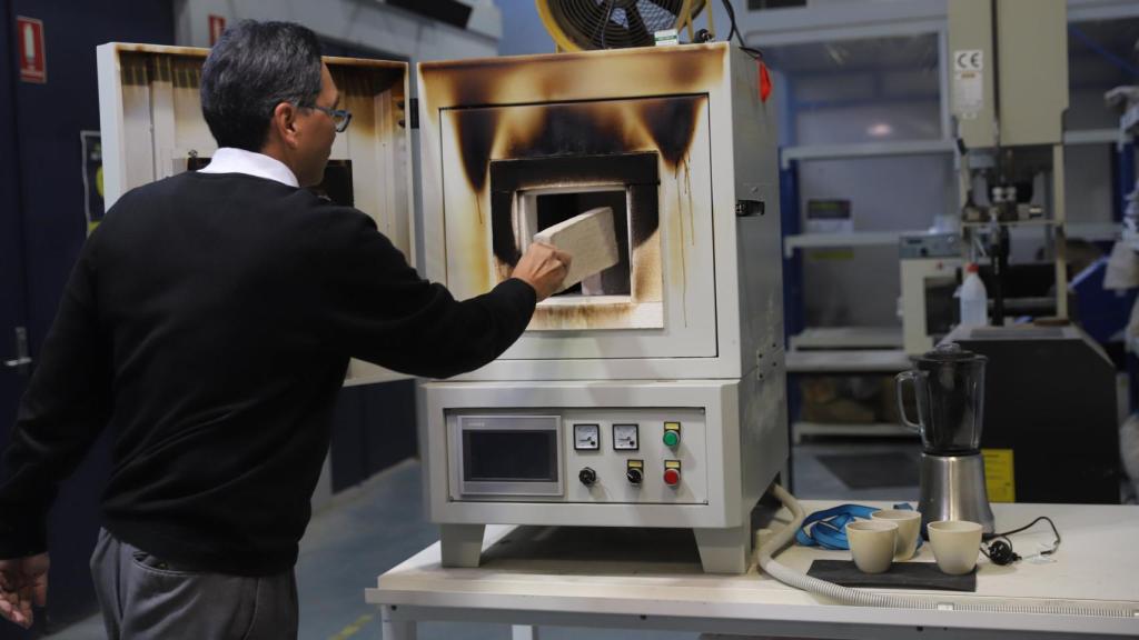 El profesor Yat Wong con uno de los ladrillos fabricados con posos de café