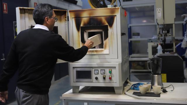 El profesor Yat Wong con uno de los ladrillos fabricados con posos de café