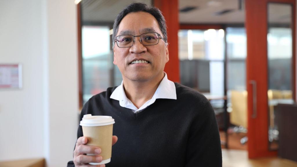 Yat Wong, el ingeniero detrás de la tecnología de los Green Bricks, sujetando un vaso de café
