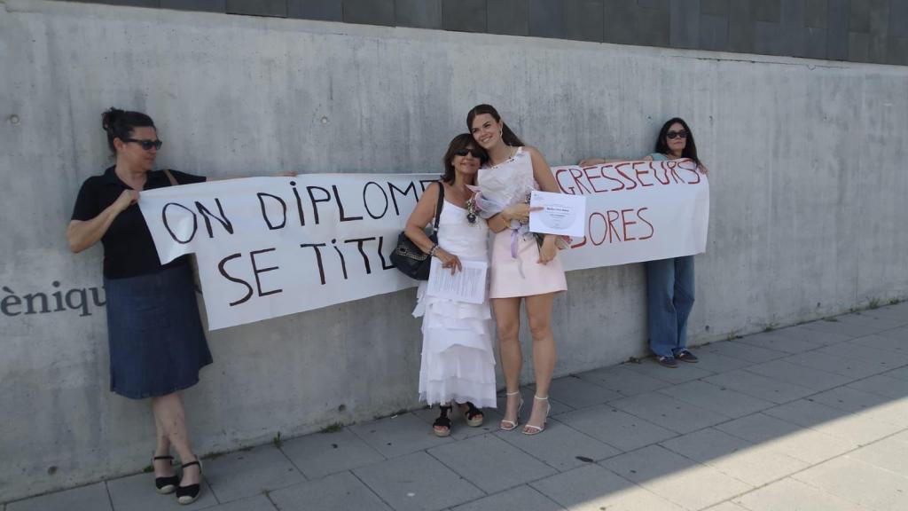 Marilou junto a la directora de la Asociación NACE el día de su graduación.
