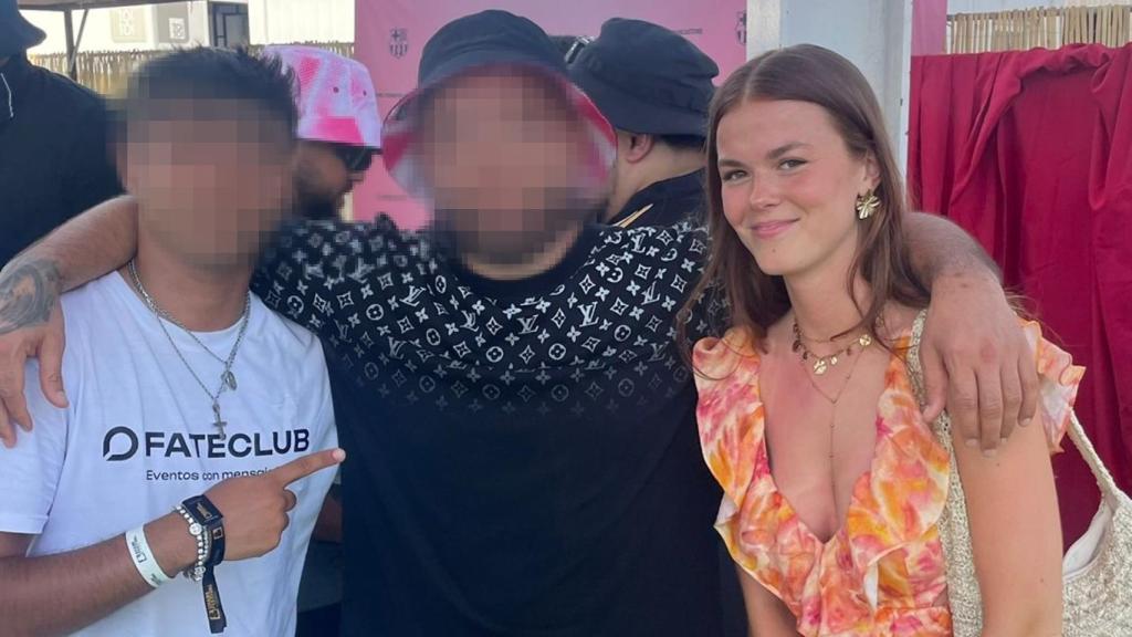 Marilou junto a dos personas en el Share Festival tras pronunciar su discurso.