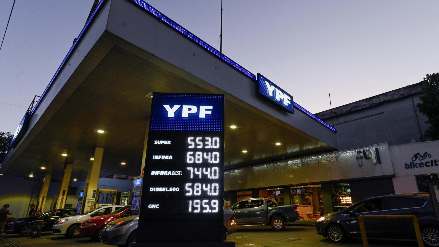 Estación de gasolina de YPF en Buenos Aires.
