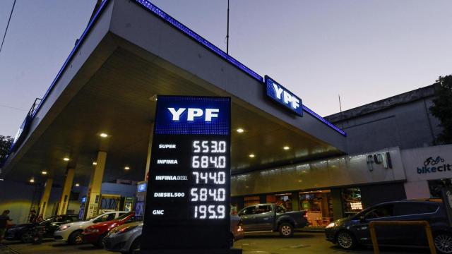 Una estación de gasolina de YPF en Buenos Aires.