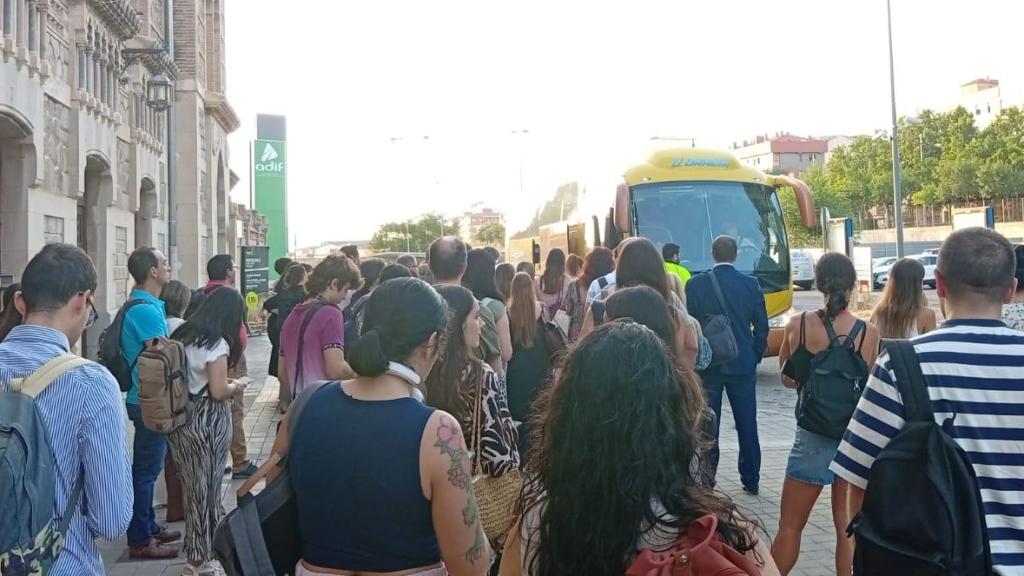 Viajeros en la Estación de Santa Bárbara de Toledo este martes.