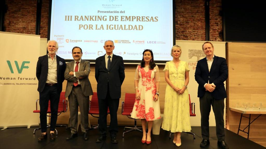 Foto de familia en el acto de presentación del informe.