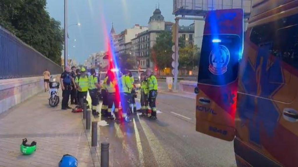 Sanitarios en el lugar del atropello.