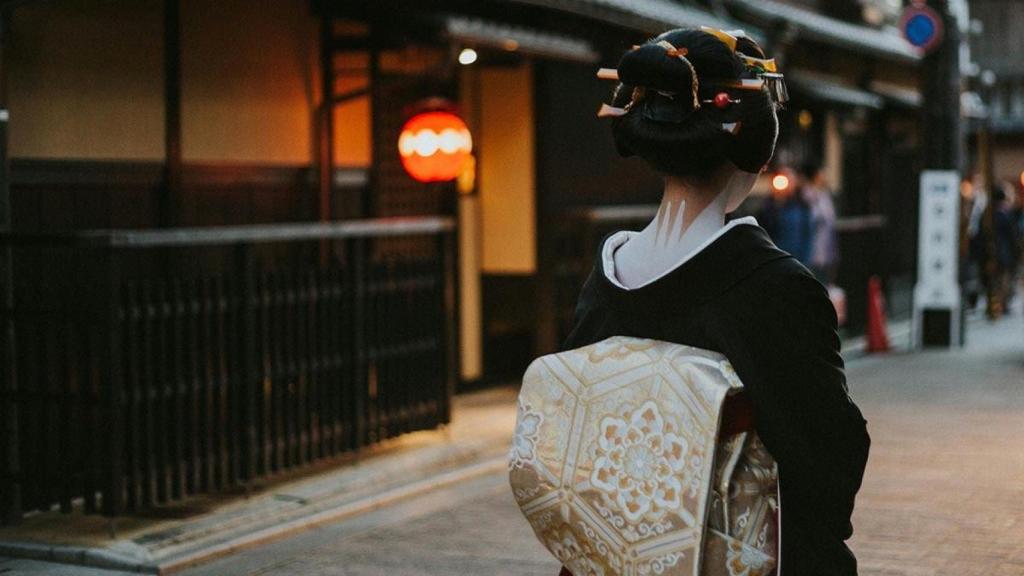 Una mujer en kimono por las calles de Kioto.