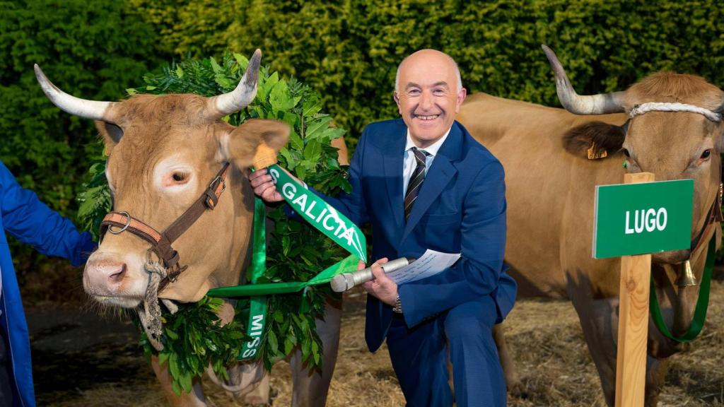 El presentador de televisión Xosé Ramón Gayoso con la ganadora del concurso Miss Vaca 2019.