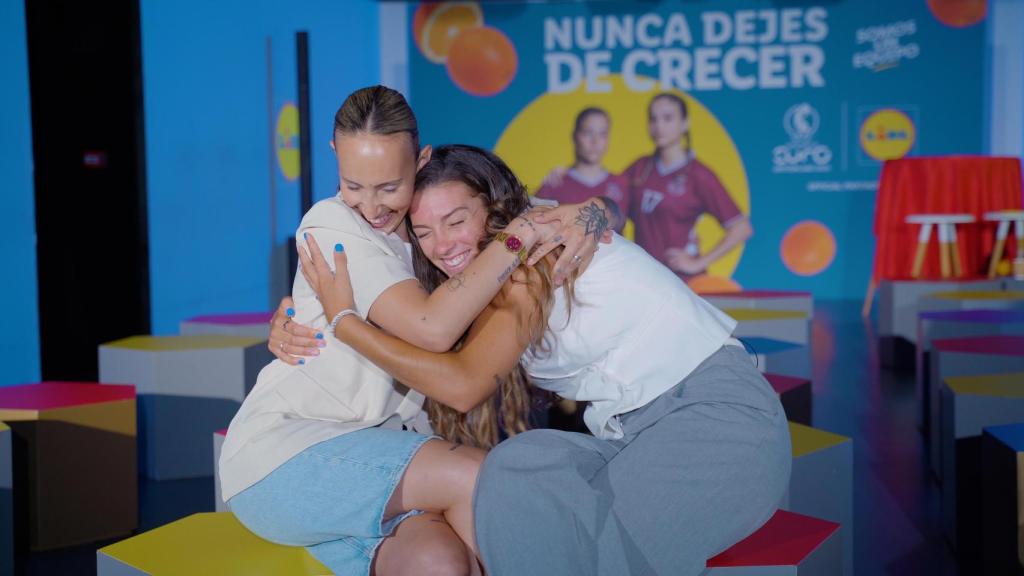 Virginia Torrecilla y Silvia Lloris se dan un abrazo.