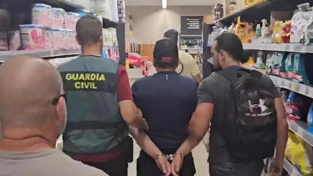 Detienen en Oleiros (A Coruña) a un hombre que robaba pulpo y conservas en supermercados