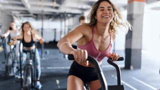 Imagen de archivo de una mujer haciendo bici estática.