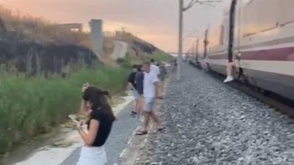 Imagen de varios pasajeros fuera de uno de los trenes afectado por el caos ferroviario.