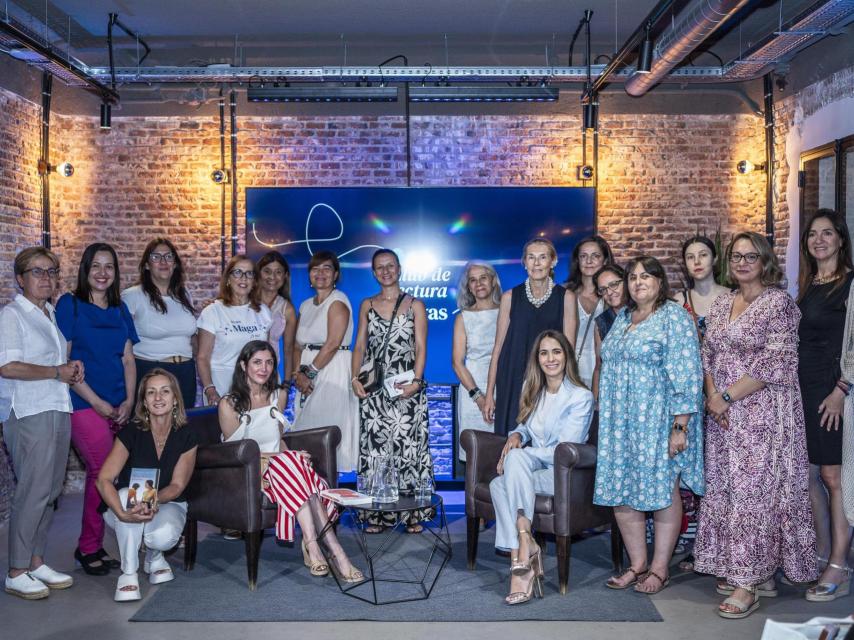 Algunas de las asistentes al Club de Lectura con Espido Freire y Ana Núñez-Milara, directora de Magas.