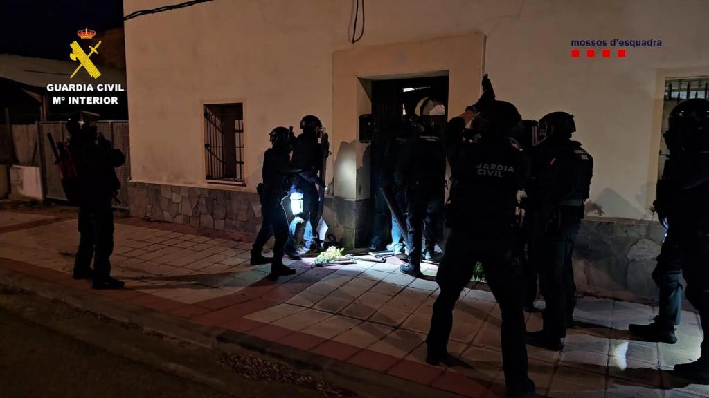 Momento previo de la entrada de uno de los domicilios en la operación