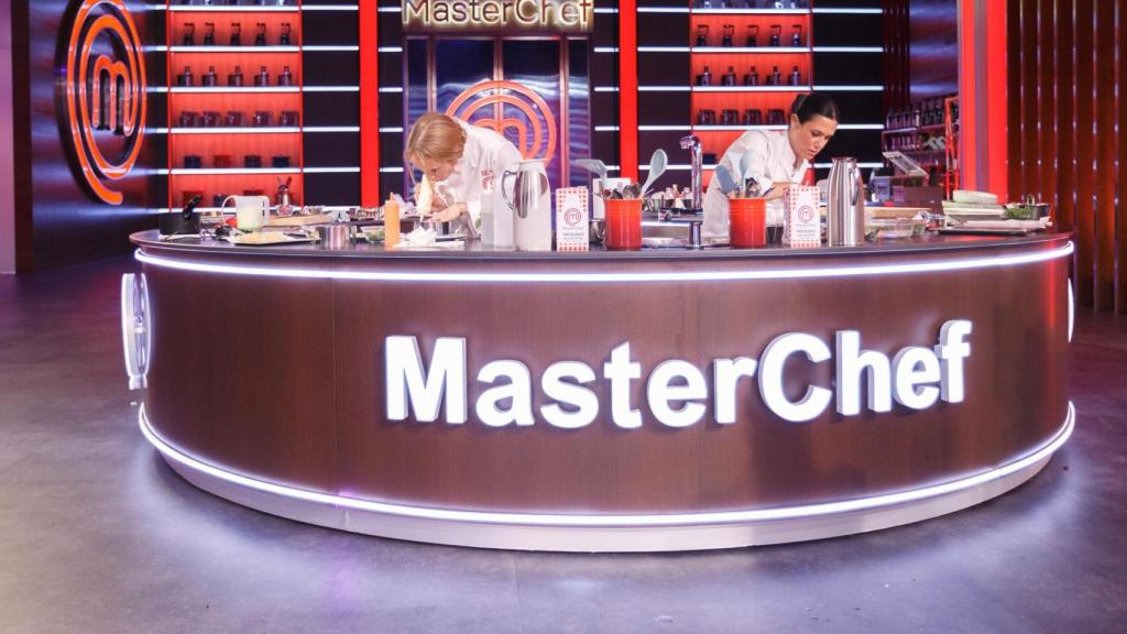 Bea y Gabriela durante el duelo final de 'MasterChef 13'.
