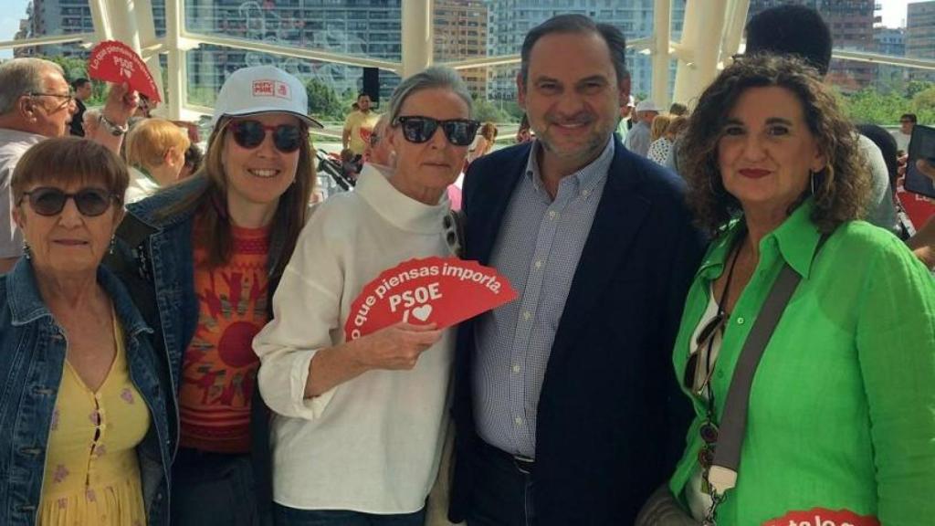 En el centro, Marisa Parrilla junto a José Luis Ábalos. X