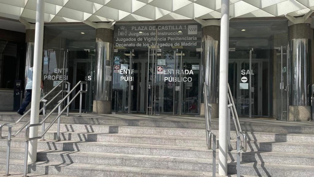 Exterior de los juzgados de Plaza de Castilla, hoy a las 12 del mediodía en Madrid.
