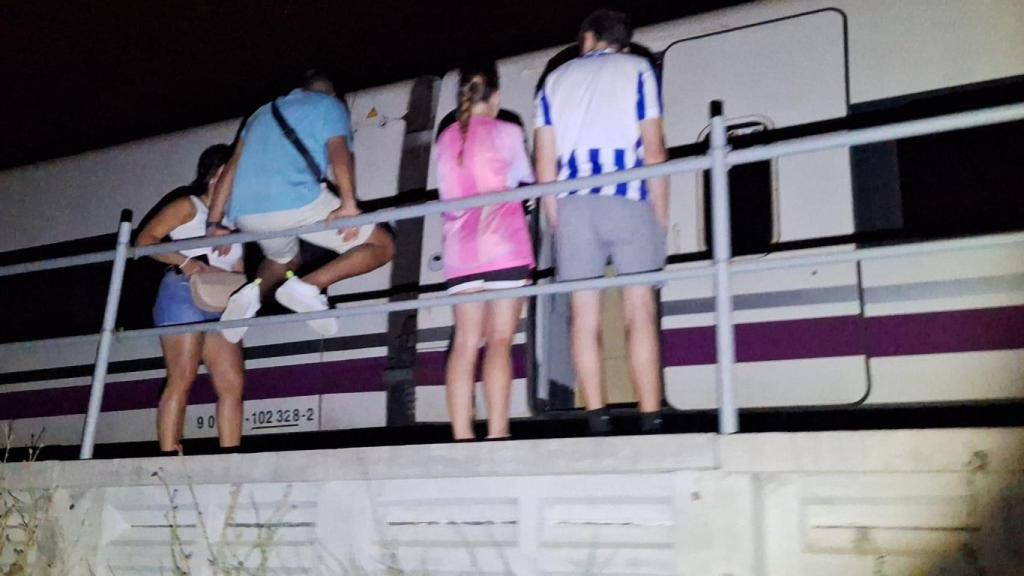 Pasajeros junto al tren parado en Pantoja (Toledo).