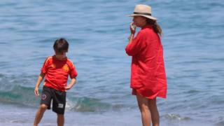 Eva Longoria y su hijo, Santiago, en la playa de Marbella este pasado lunes, 30 de junio.