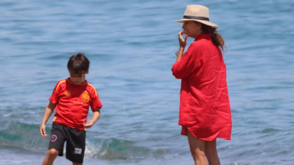 Eva Longoria y su hijo, Santiago, en la playa de Marbella este pasado lunes, 30 de junio.