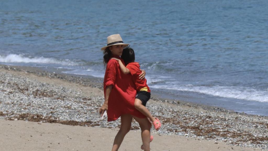 Eva Longoria y su hijo, en Marbella este pasado lunes, 30 de junio de 2025.
