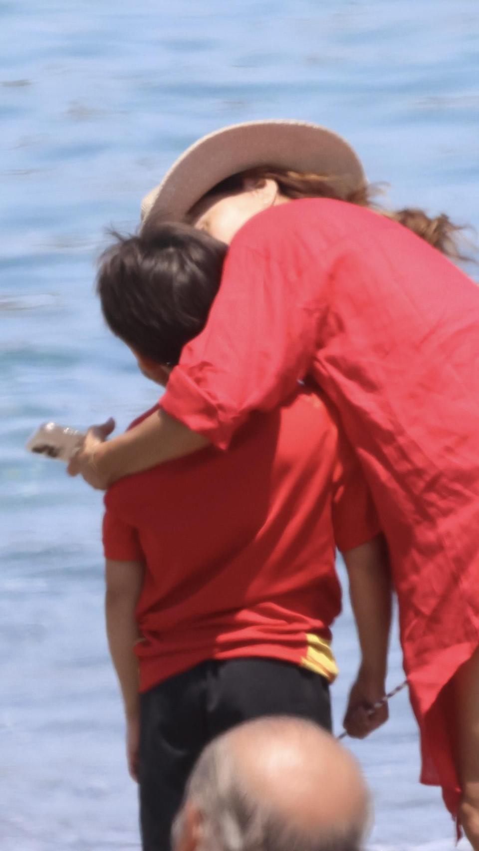 La actriz y el pequeño Santiago en la playa de Marbella.