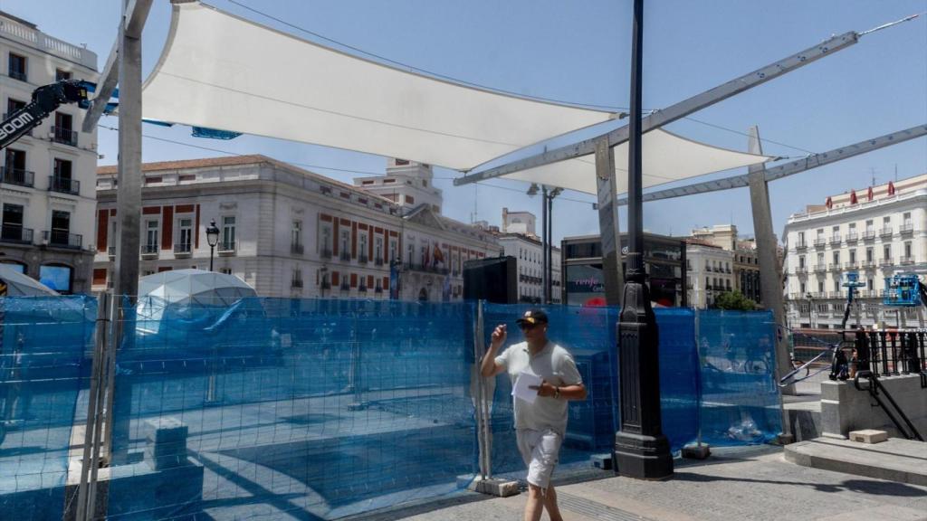 Instalación de unos toldos en la Puerta del Sol, a 20 de junio de 2025, en Madrid.