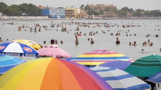 Una foto de archivo de bañistas en una playa del Mar Menor.