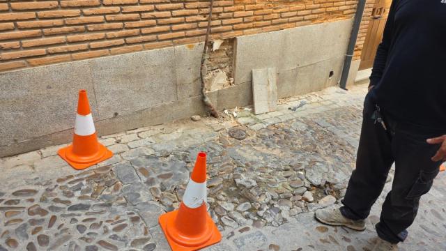 La tubería de gas que se ha roto tras sufrir el impacto de un vehículo.