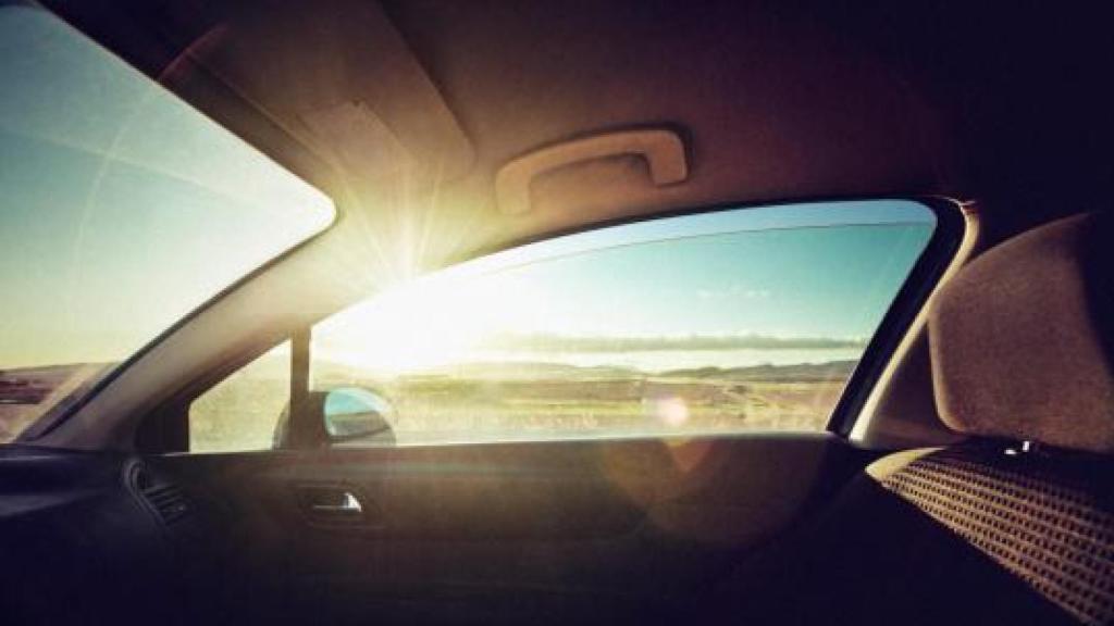 Imagen de un vehículo expuesto a la luz solar.