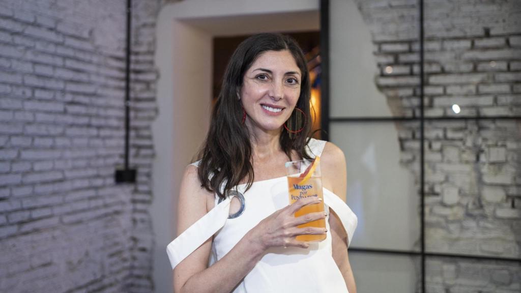 La escritora Espido Freire degustando el cóctel.