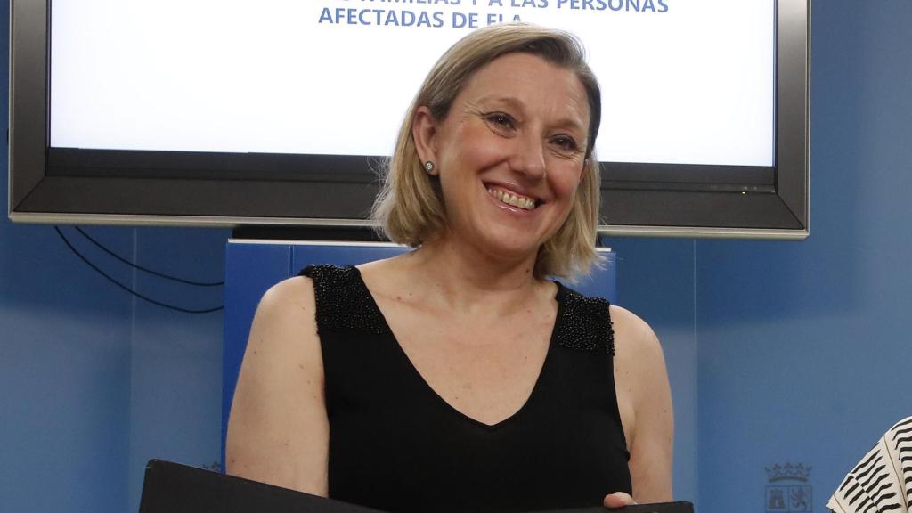 La vicepresidenta de la Junta de Castilla y León y consejera de Familia e Igualdad de Oportunidades, Isabel Blanco, firma con la Asociación de Afectados de Esclerosis Lateral Amiotrófica de Castilla y León (ELACyL) un acuerdo para la introducción de mejoras en el protocolo de colaboración para la atención a las familias y a las personas afectadas de ELA.