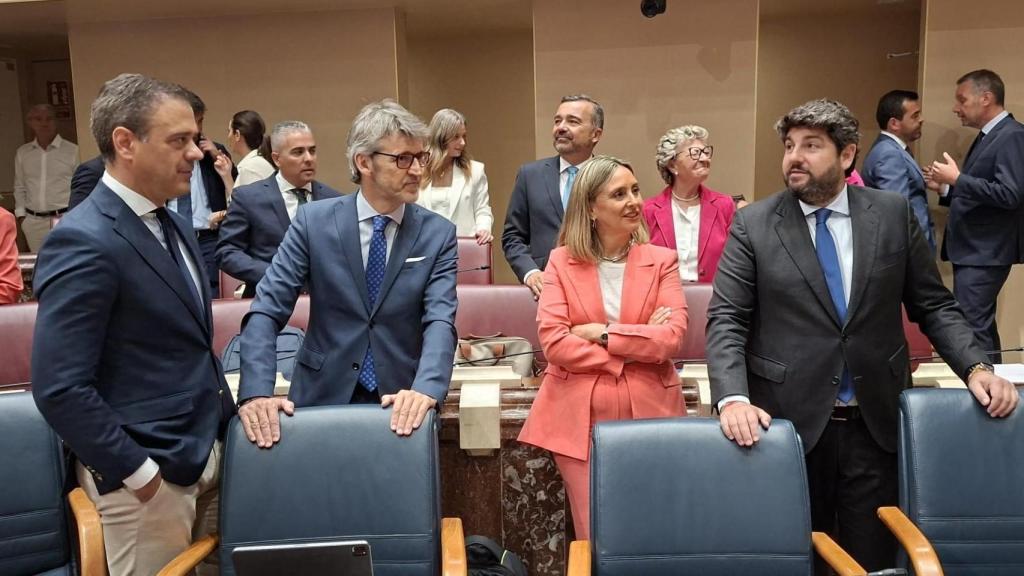 La Consejera de Política Social, Conchita Ruiz (2d), junto al presidente de la Región de Murcia, Fernando López Miras (d) y otros consejeros, este jueves en la Asamblea Regional.