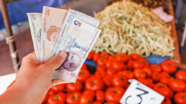 Billetes de liras turcas en un mercado.