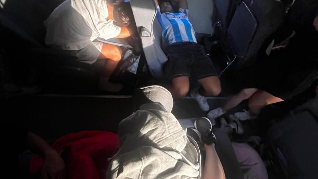 Pasajeros dormidos en el interior del tren en las primeras horas del martes 1 de julio.