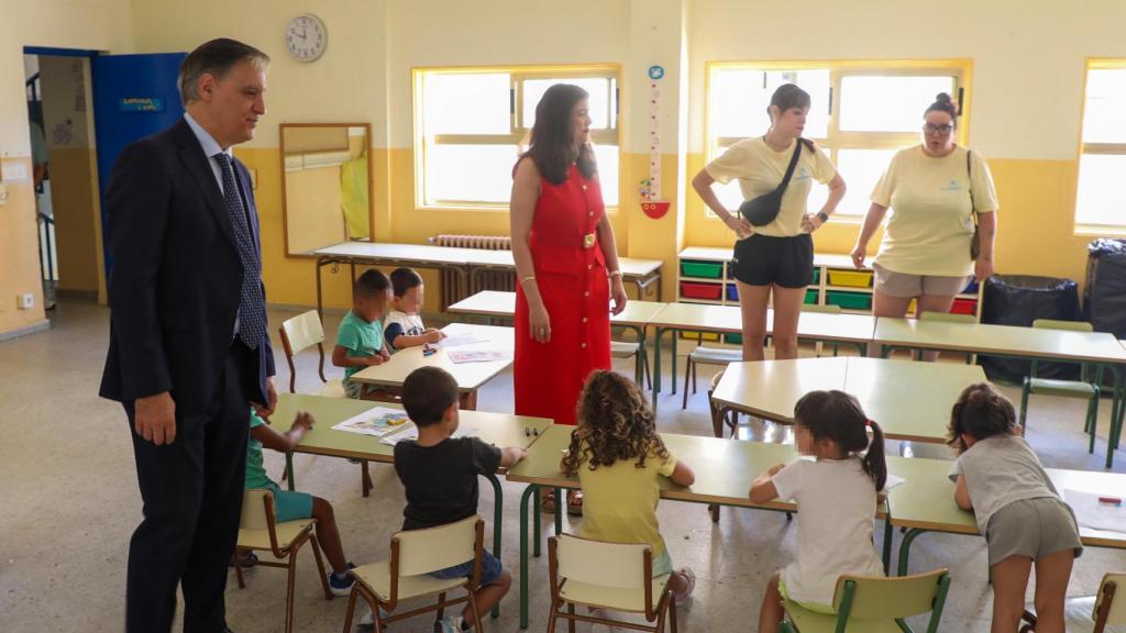 El alcalde de Salamanca, Carlos García Carbayo, presenta los programas “Apúntate al Verano” y “Concilia Verano”.