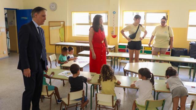 El alcalde de Salamanca, Carlos García Carbayo, presenta los programas “Apúntate al Verano” y “Concilia Verano”.