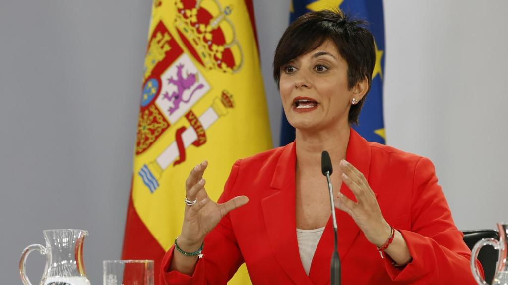 La ministra de Vivienda, Isabel Rodríguez durante la rueda de prensa tras el Consejo de Gobierno celebrado este martes en Moncloa, Madrid.