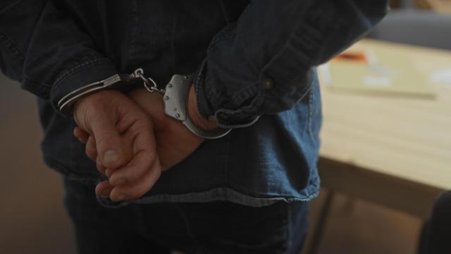 Foto de archivo de una persona detenida.