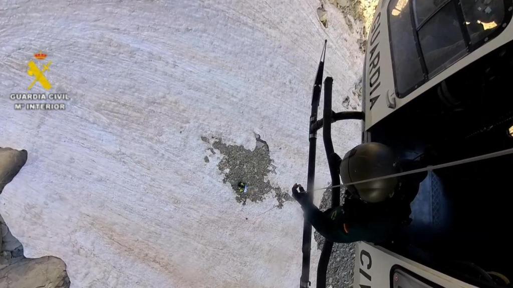 Momento del rescate del senderista fallecido en el Pirineo aragonés