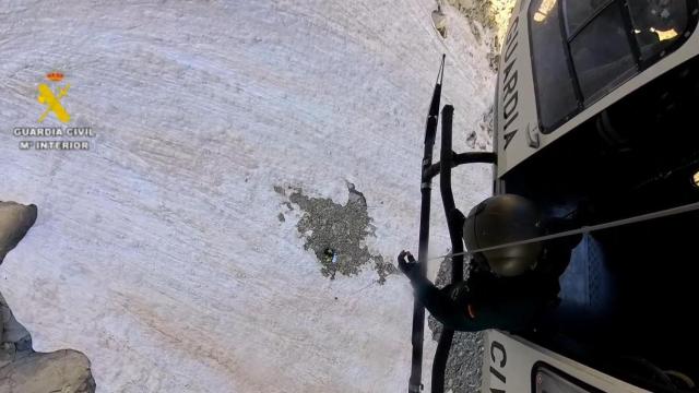 Momento del rescate del senderista fallecido en el Pirineo aragonés